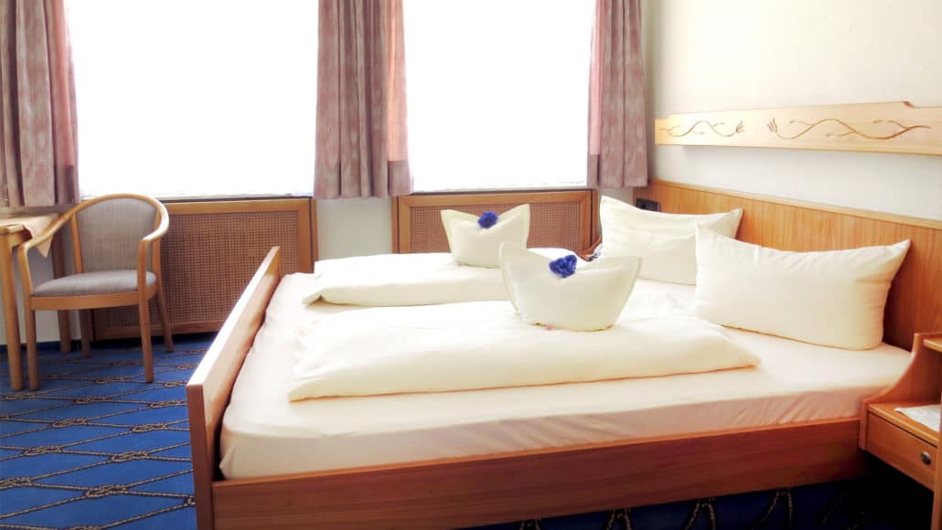 Doppelzimmer zum Ort im Haupthaus Doppelzimmer zum Ort im Haupthaus