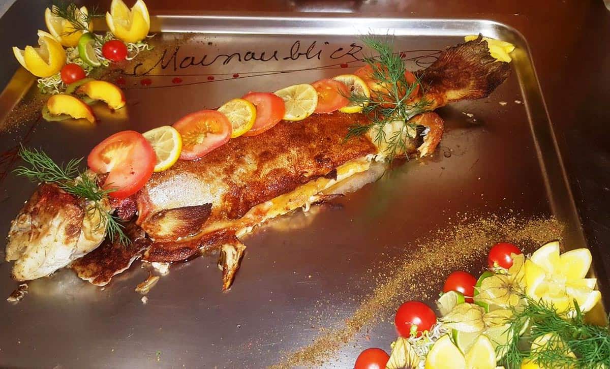 ganzer Fischspezialität gebraten ganzer Fischspezialität gebraten